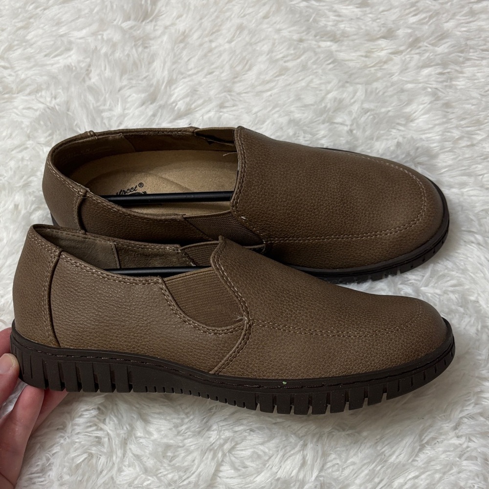 NWOT Easy Street Taupe Women’s Oriel Comfort Flats Slip On Size 6 NARROW